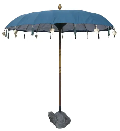 Artikelbild des Artikels “Bali-Schirm , blau 2 mit Holzmünzen und Blattgold um den Rand hängend. Ca. 230cm Durchmesser und 250cm Höhe “